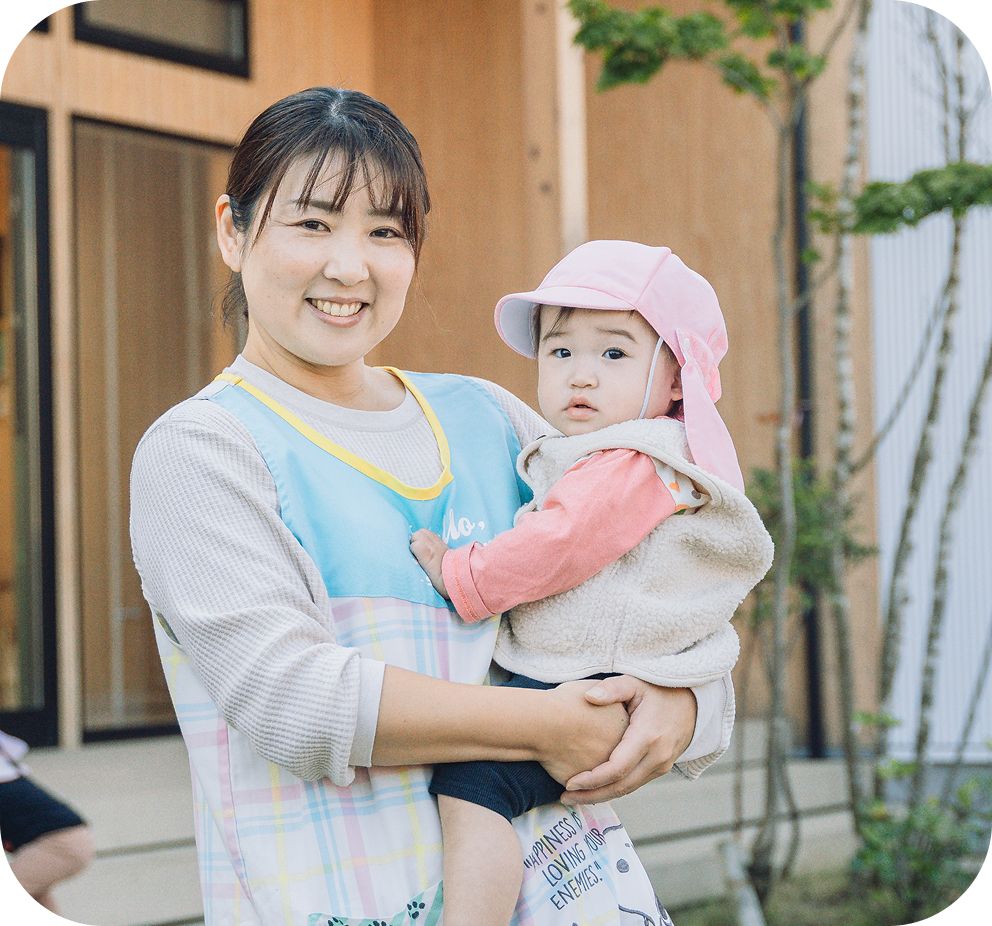 保育士と、抱っこされた子ども
